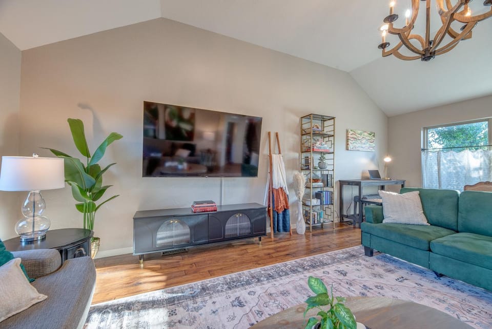 TV and multimedia, Living room, Seating area, Evening entertainment