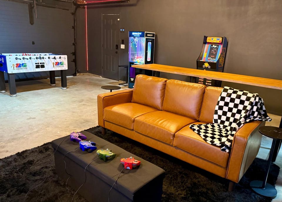 Activities, Game Room, TV and multimedia, Living room, Seating area, Evening entertainment