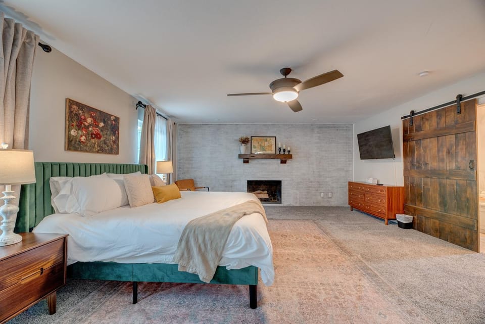 Bed, TV and multimedia, Seating area, Bedroom