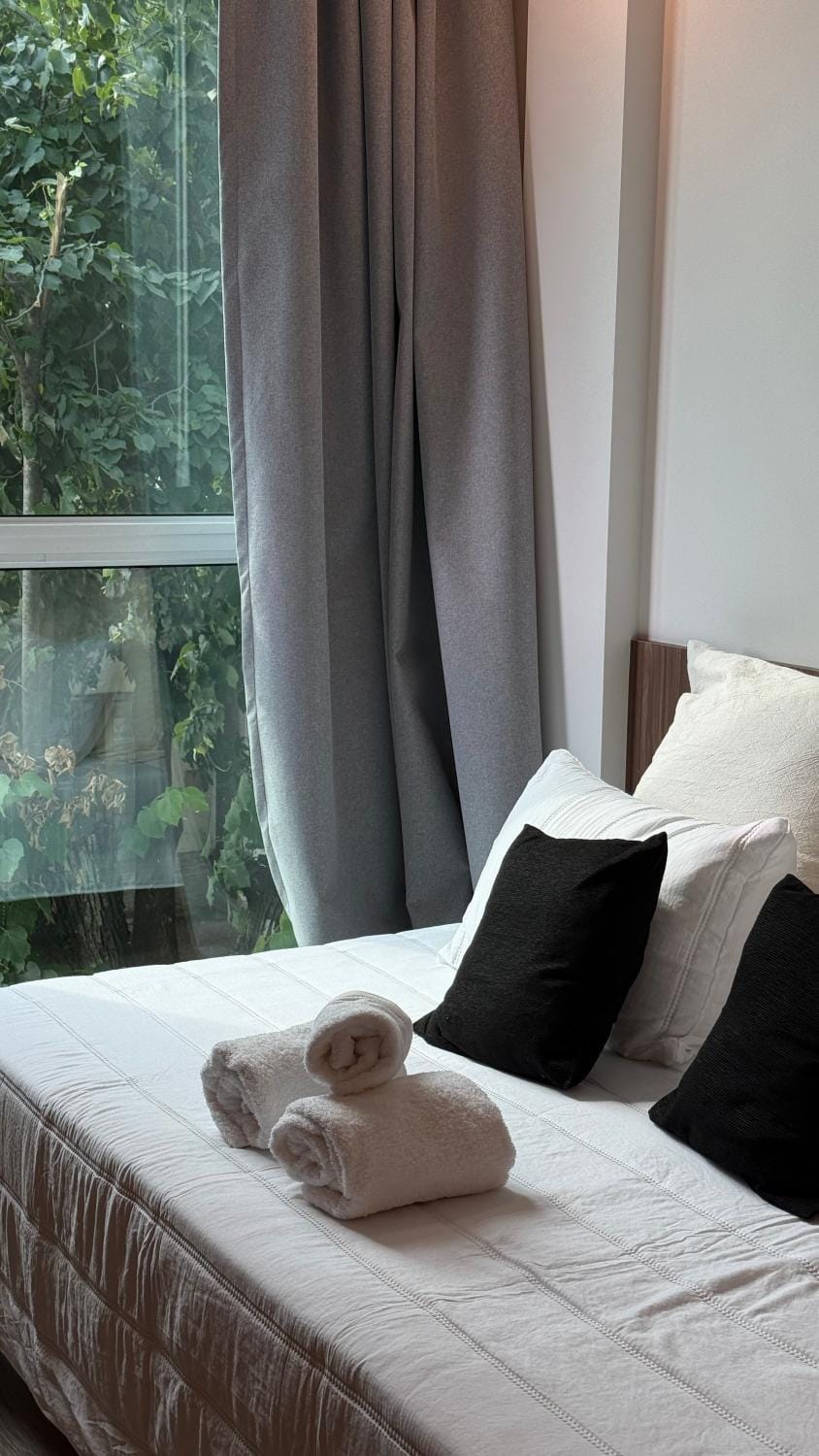 Bed, Bedroom, towels