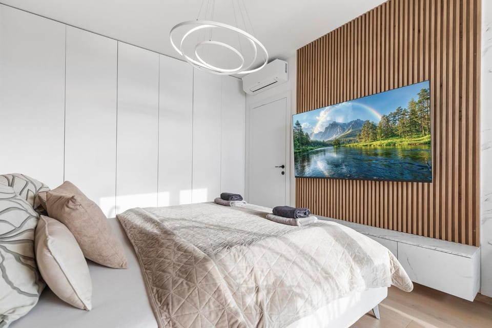 Bed, TV and multimedia, Photo of the whole room, Bedroom