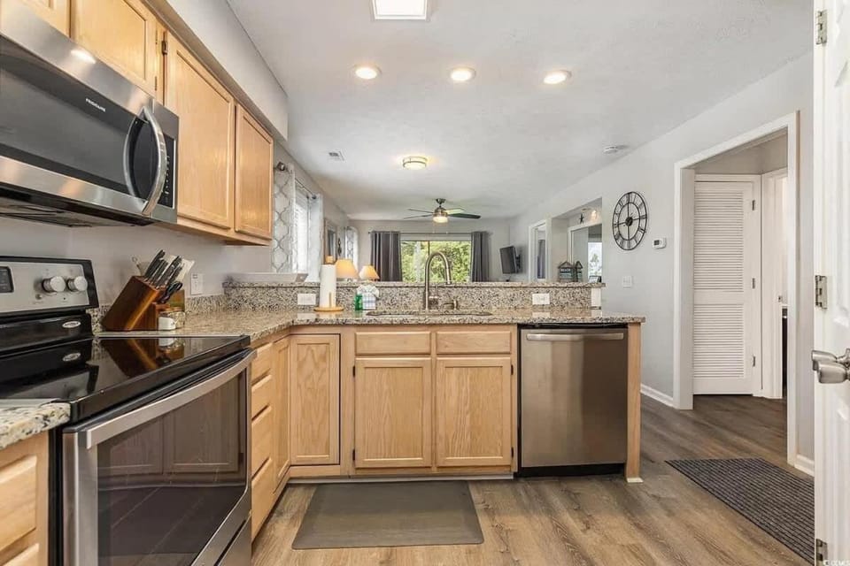 River Oaks Condo-King Bed, Balcony, Pools+Hot Tub House in Carolina Forest