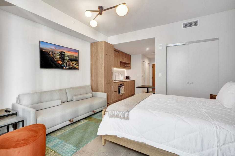 Kitchen or kitchenette, Seating area, Bedroom