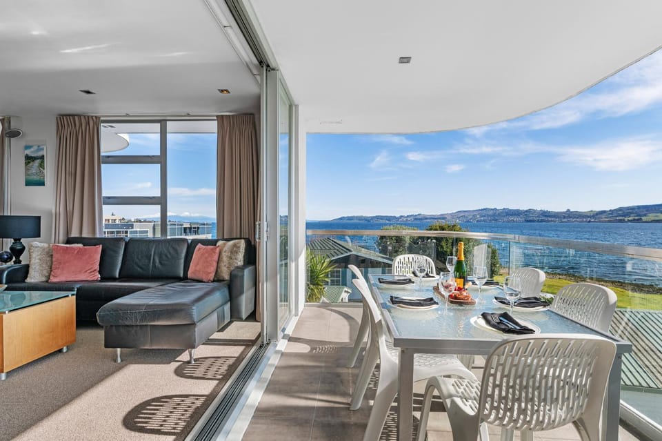 Balcony/Terrace, Living room, Lake view