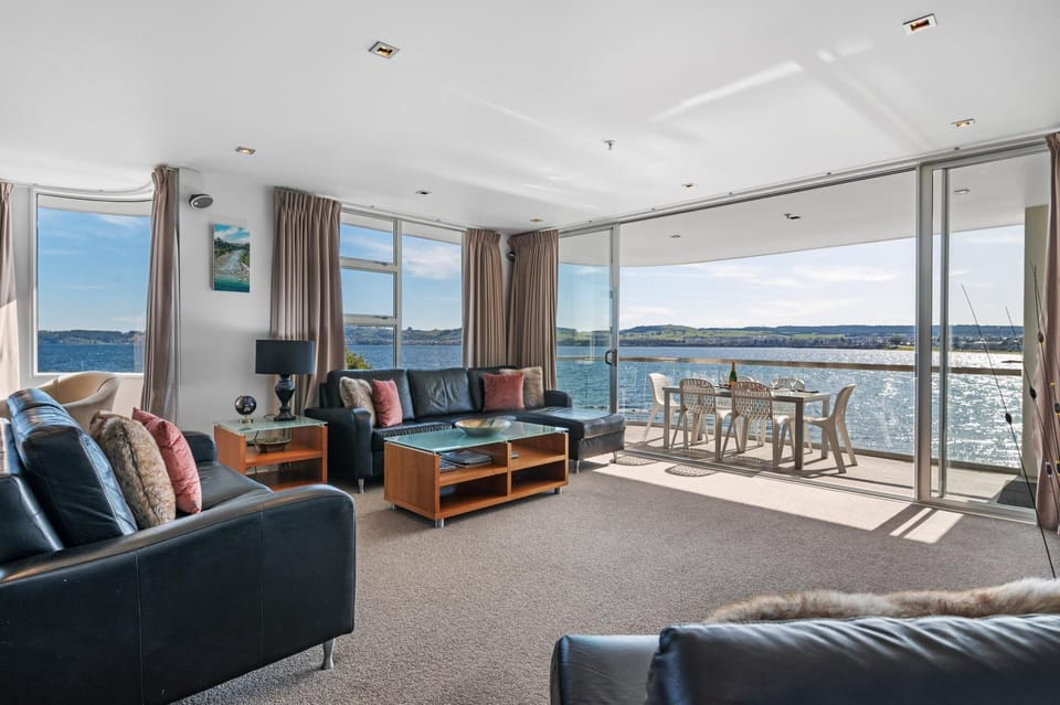 Living room, Lake view