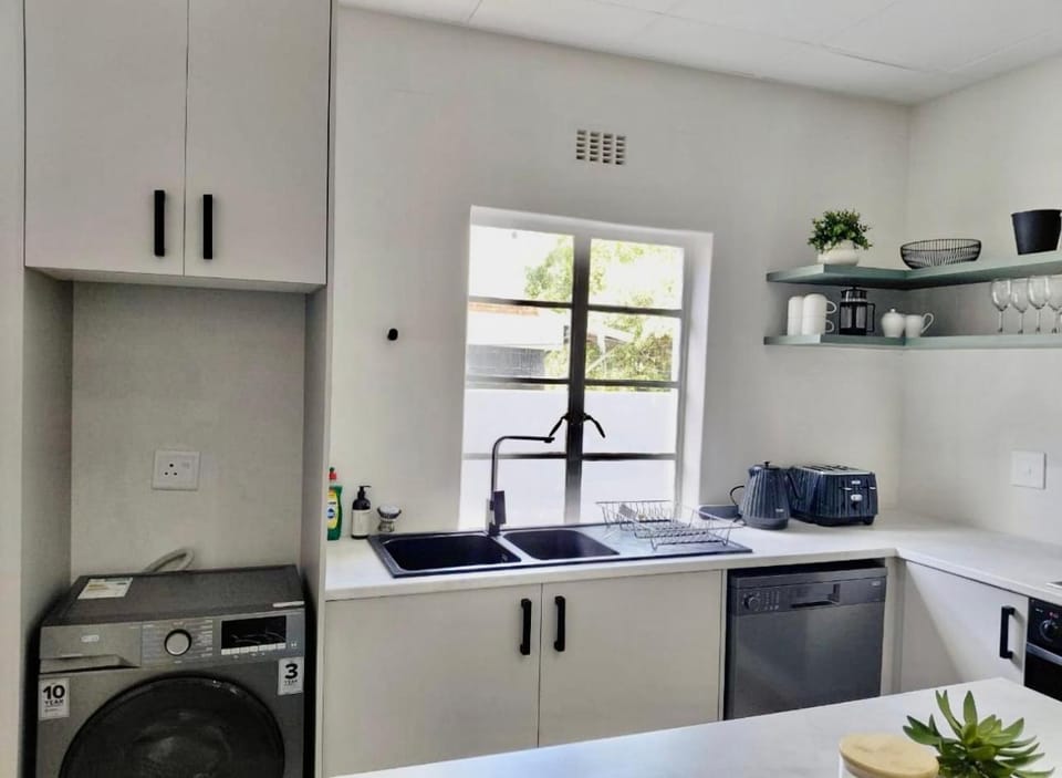 Kitchen or kitchenette, dishwasher, washing machine