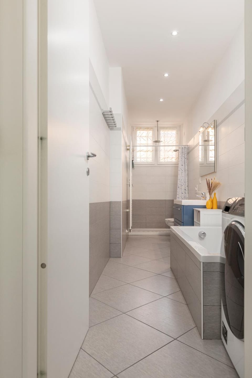 Bathroom, towels, washing machine