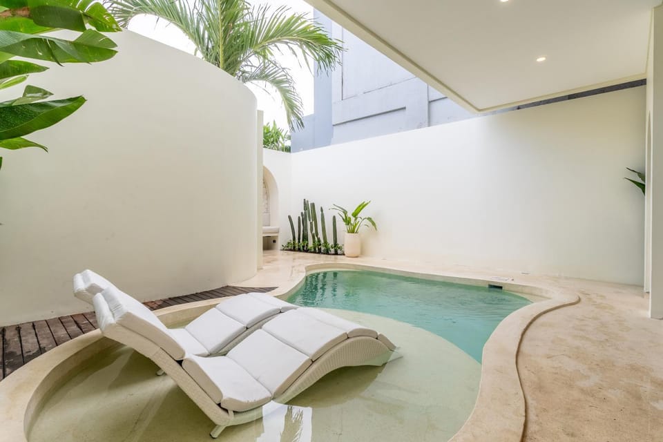 Swimming pool, sunbed