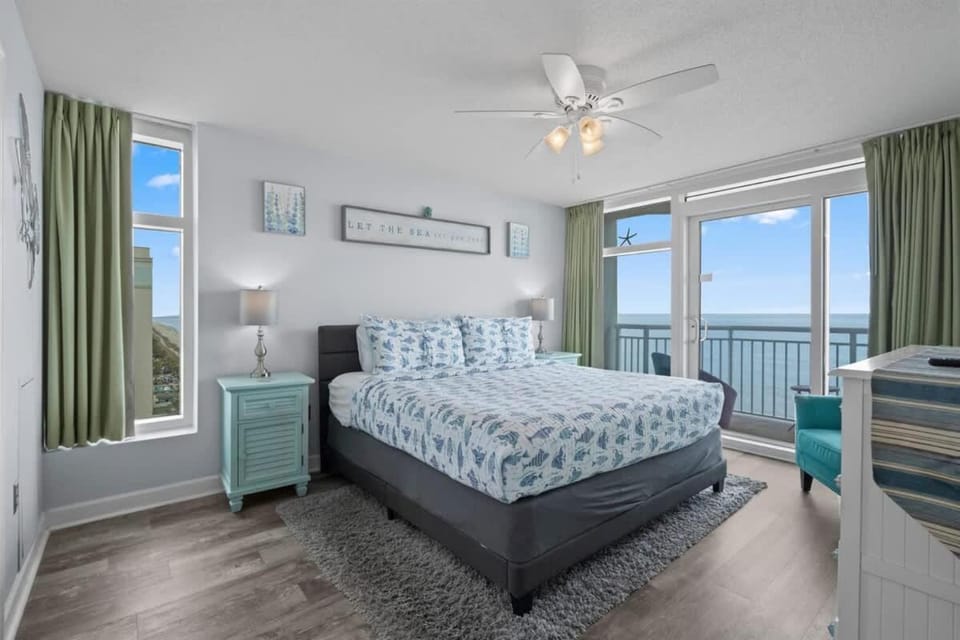 Oceanfront Condo-Pools, Lazy River, Beach Access House in Myrtle Beach