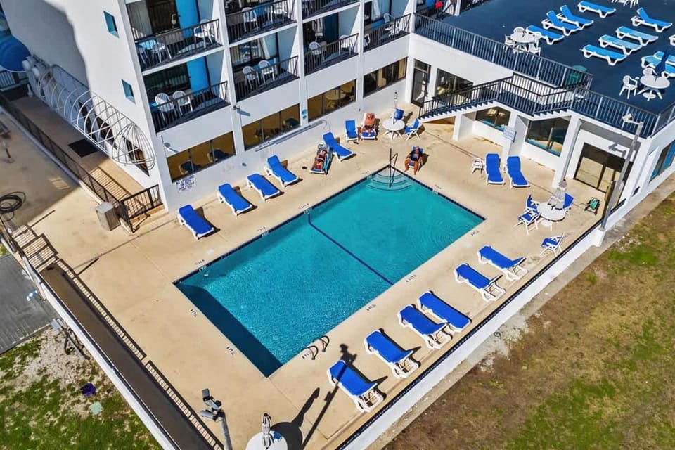Oceanfront Condo-Pools, Lazy River, Beach Access House in Myrtle Beach