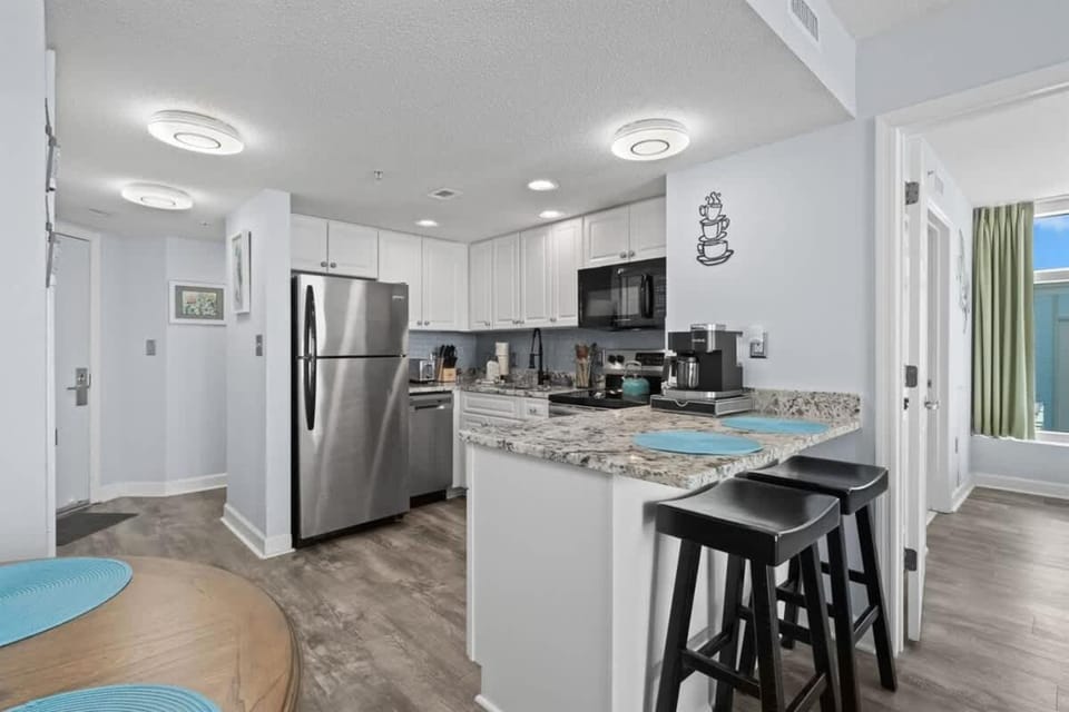 Oceanfront Condo-Pools, Lazy River, Beach Access House in Myrtle Beach