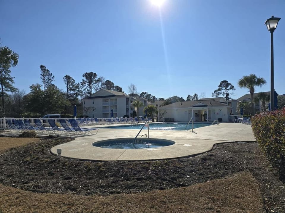 River Oaks Condo-King Bed, Pools,Hot Tub,W&D House in Carolina Forest