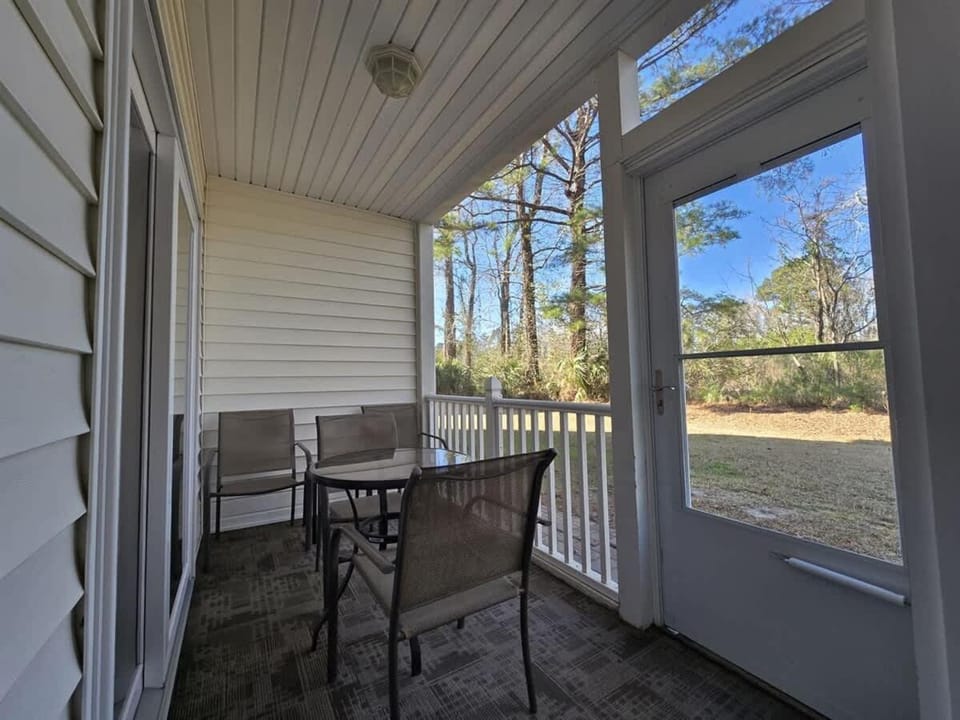 River Oaks Condo-King Bed, Pools,Hot Tub,W&D House in Carolina Forest