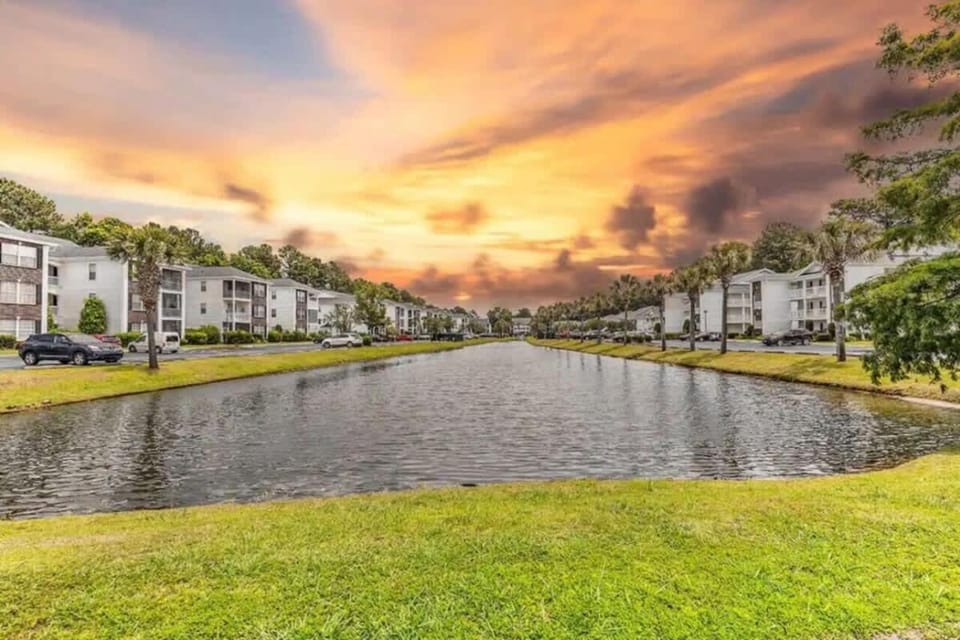 River Oaks Condo-King Bed, Pools,Hot Tub,W&D House in Carolina Forest