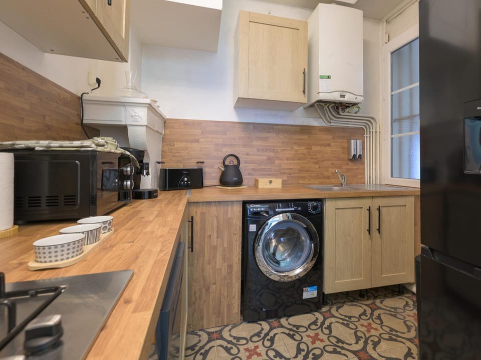 Coffee/tea facilities, Kitchen or kitchenette, dishwasher, heating, microwave, oven, stove, toaster, washing machine