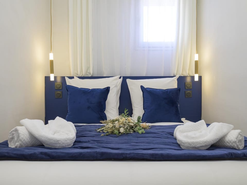 Bed, Photo of the whole room, Bedroom, towels