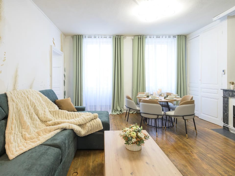 TV and multimedia, Living room, Seating area, Meals, internet