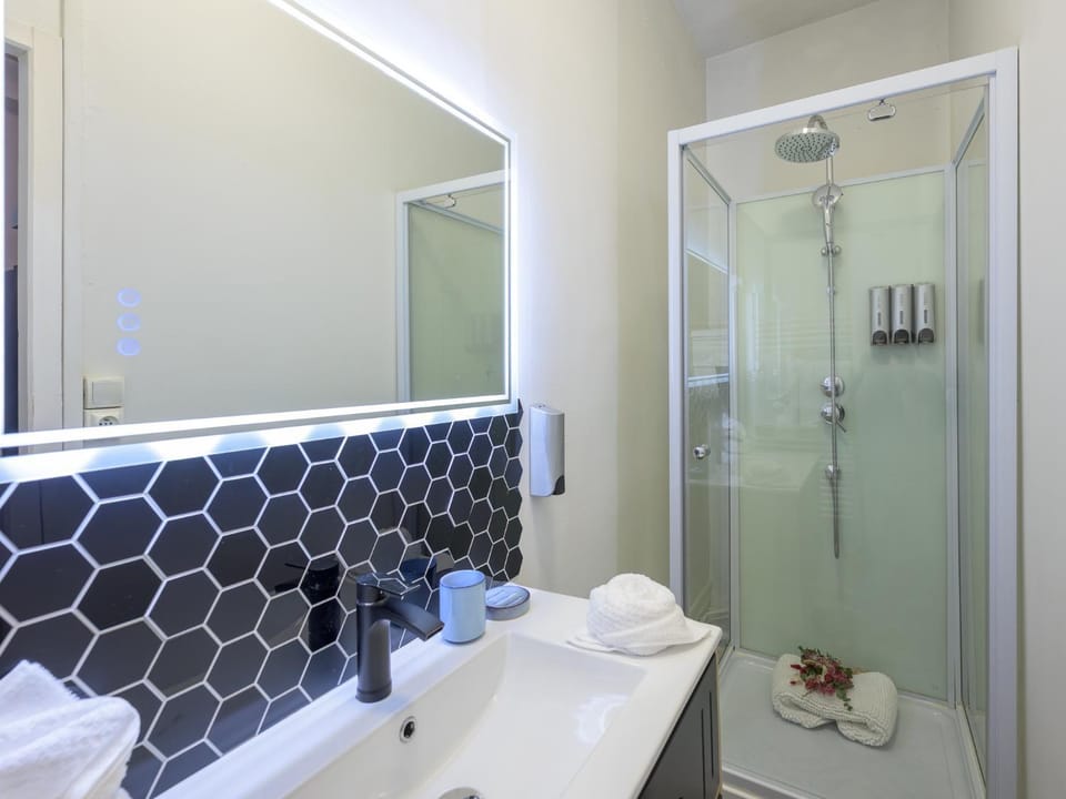 Shower, Bathroom, towels