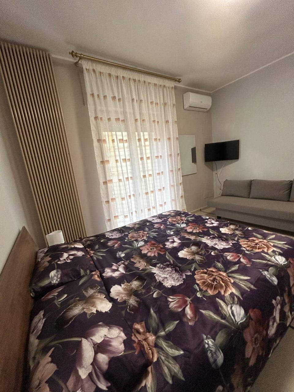 Bed, TV and multimedia, Bedroom