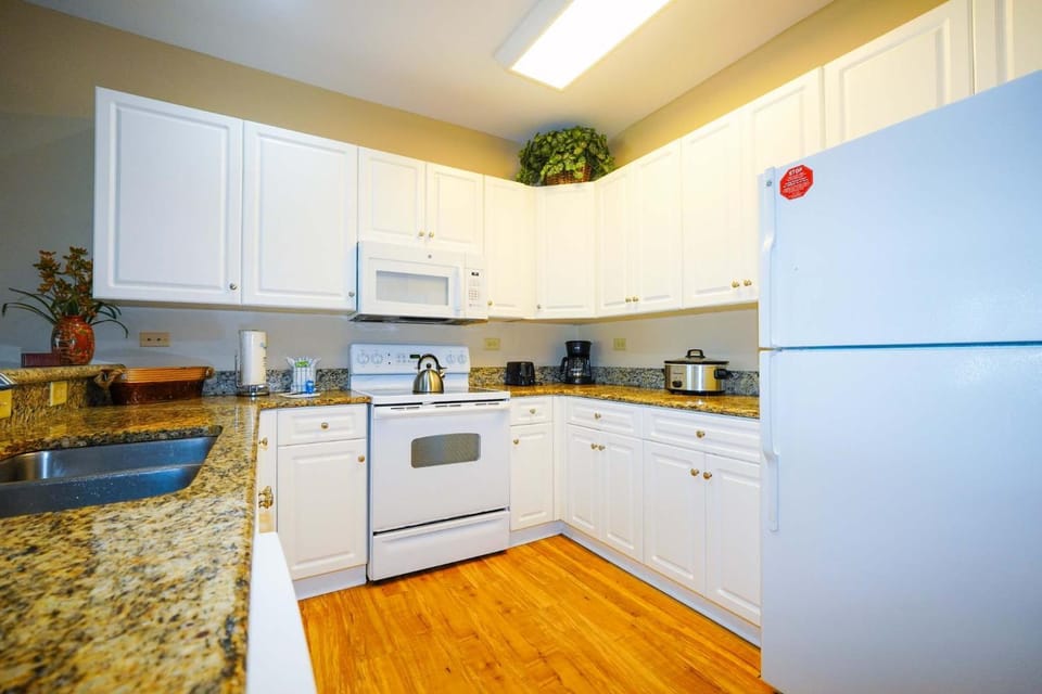 River Oaks Retreat Pools & King Bed House in Carolina Forest