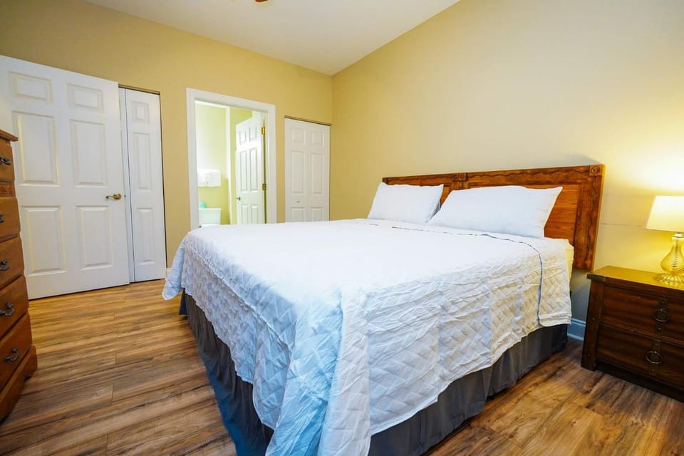 River Oaks Retreat Pools & King Bed House in Carolina Forest