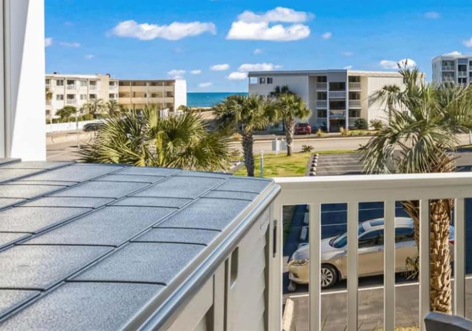 Ocean View Condo-Balcony, Pool, Beach Access, W&D House in South Carolina