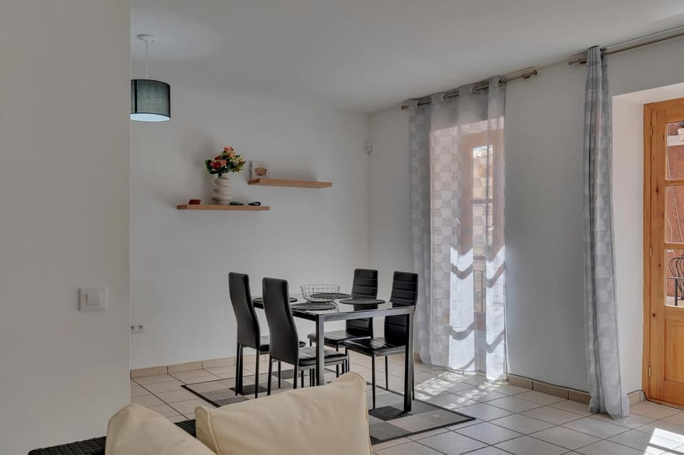 Seating area, Dining area
