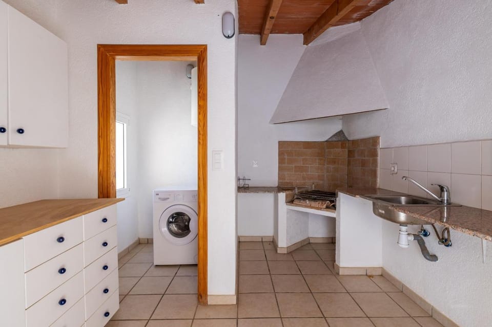 Kitchen or kitchenette, stove, dryer