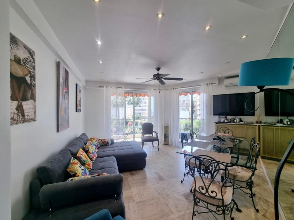 Velasquez Martinez Plage Apartment in Cannes