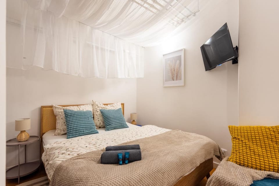 Bed, TV and multimedia, Bedroom