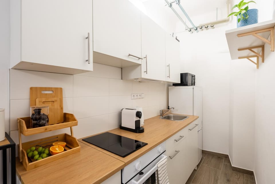 Coffee/tea facilities, Kitchen or kitchenette, stove