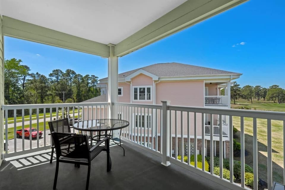 Spacious Condo- Pool,Balcony,Golf House in Carolina Forest