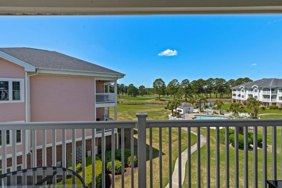 Spacious Condo- Pool,Balcony,Golf House in Carolina Forest