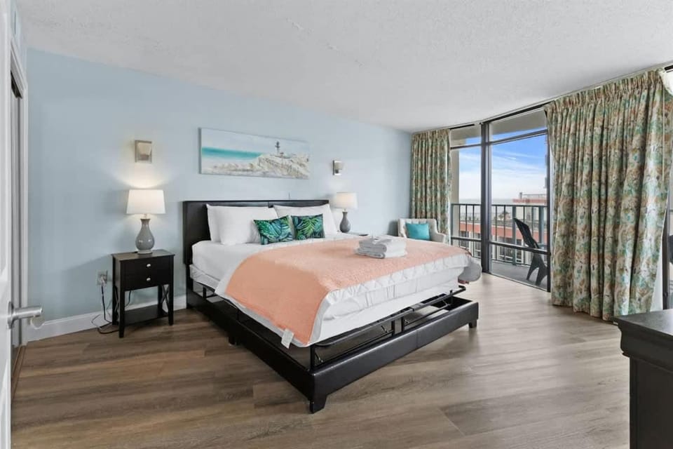 Oceanfront Condo-Balcony, Resort, Beach Access House in Myrtle Beach