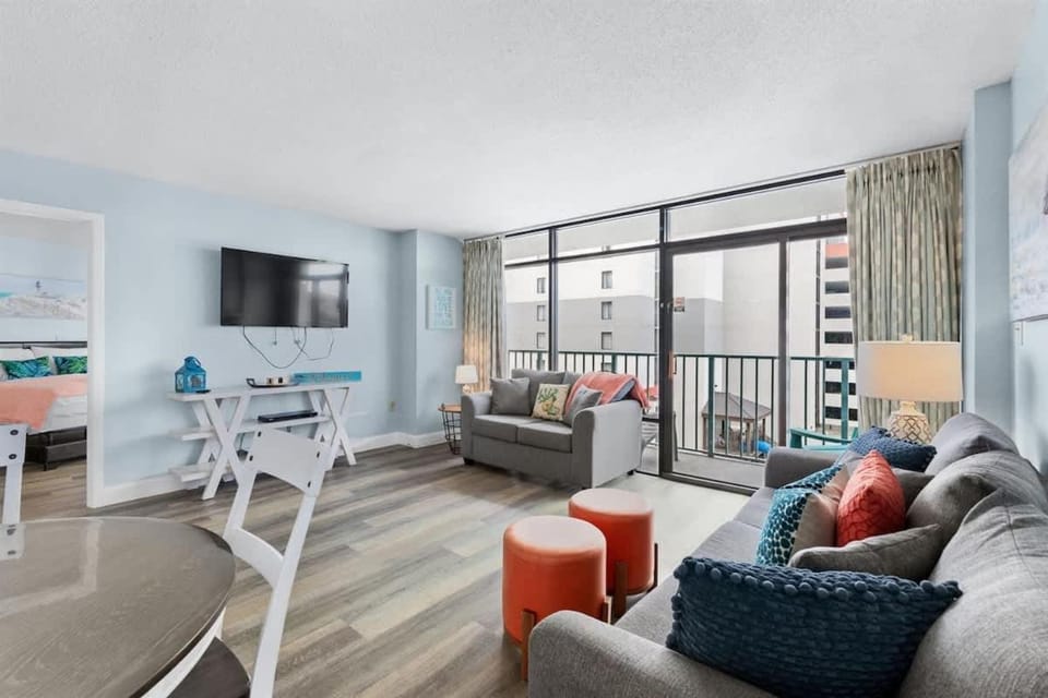 Oceanfront Condo-Balcony, Resort, Beach Access House in Myrtle Beach