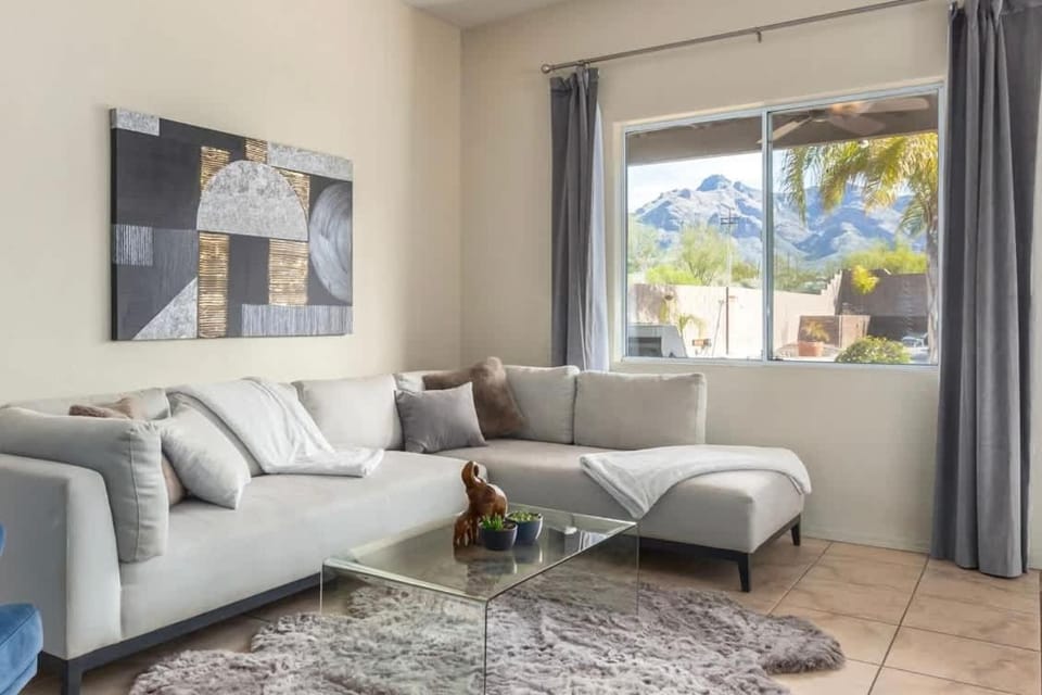 La Palmera- Foothills Mountian Views Pool House in Casas Adobes