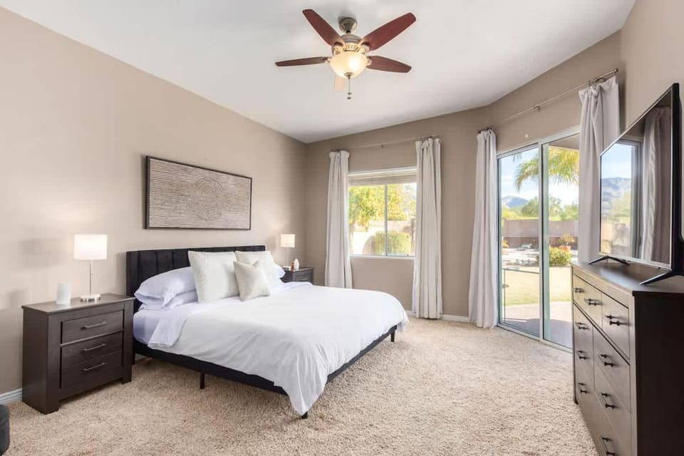 La Palmera- Foothills Mountian Views Pool House in Casas Adobes