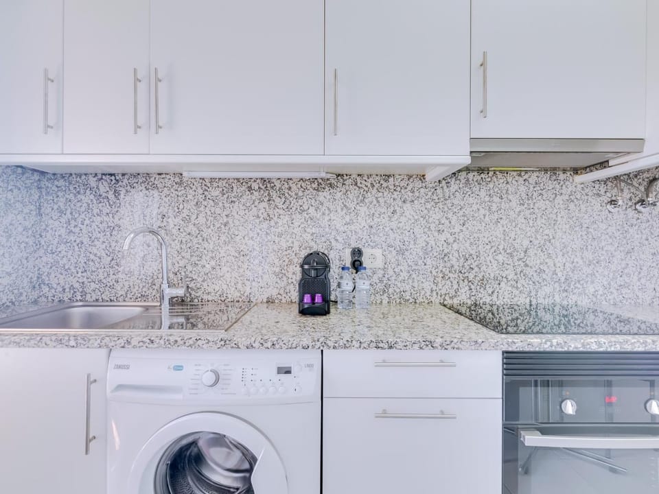 Coffee/tea facilities, Kitchen or kitchenette, stove, washing machine