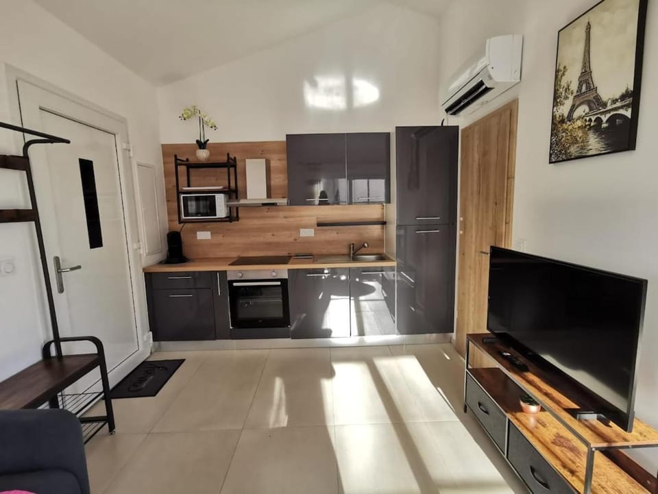 La Casa Mia - Neuf - Clim - Balcon - WIFI - Parking - Tout équipé - Tout confort - Proche plages et commerces Apartment in Fréjus