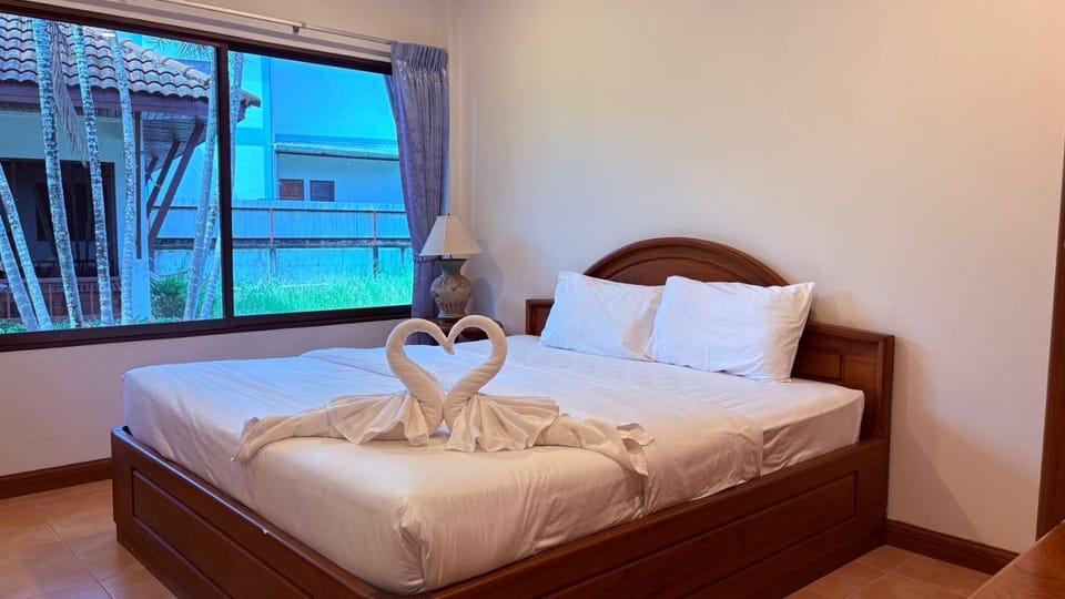 Bed, Photo of the whole room, Bedroom, towels