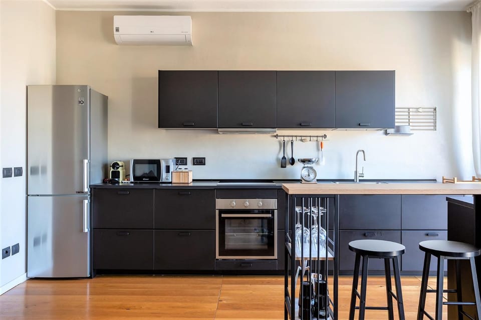 Coffee/tea facilities, Kitchen or kitchenette, Dining area, dishwasher, minibar, oven, stove