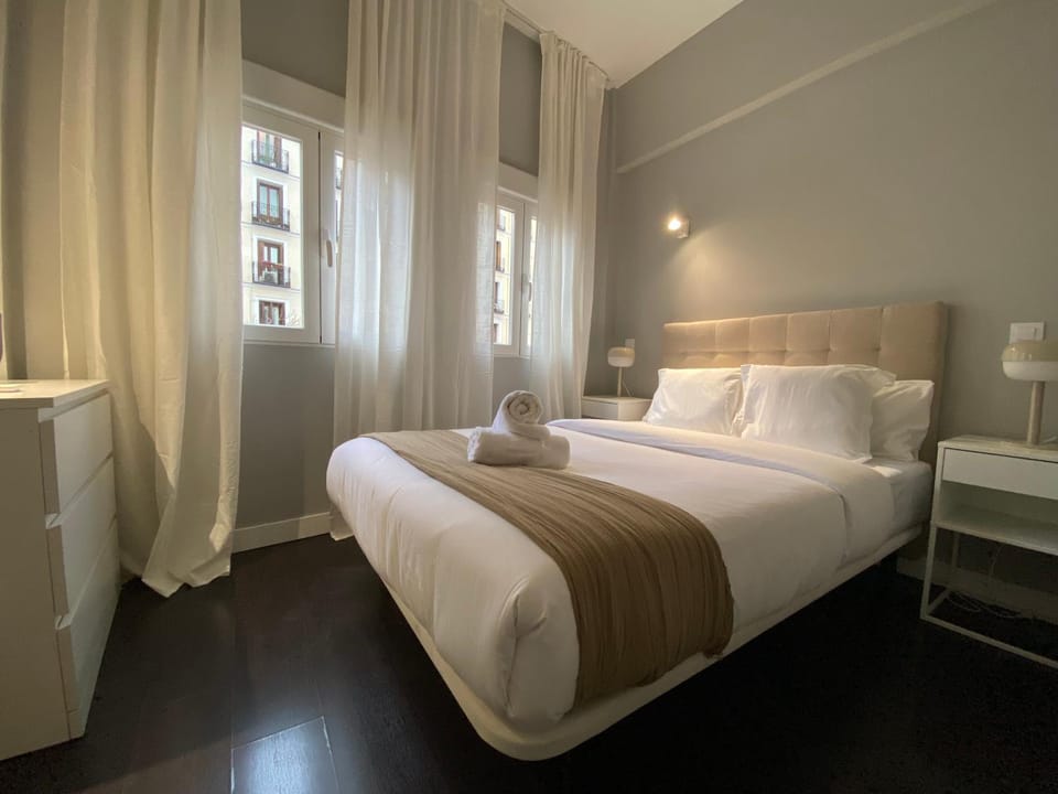 Bed, Photo of the whole room, Bedroom