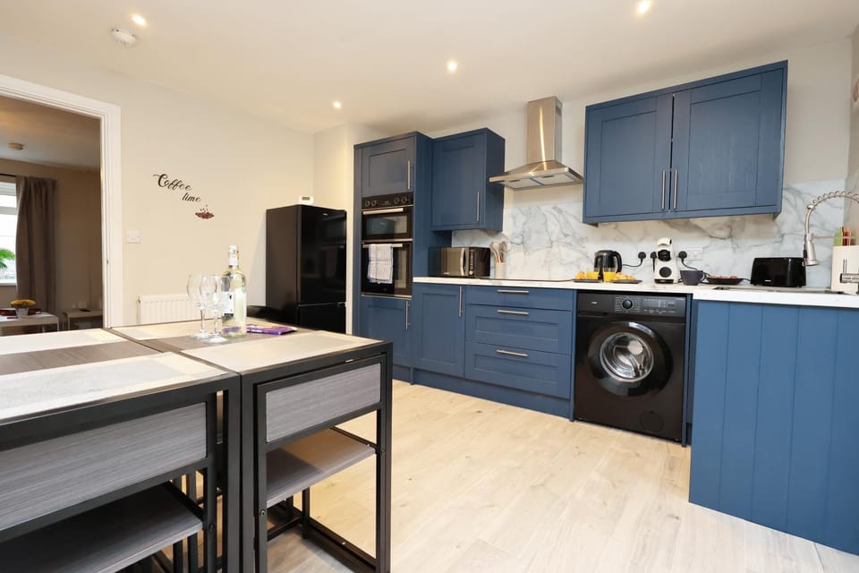 Coffee/tea facilities, Kitchen or kitchenette, Dining area, oven, stove, toaster