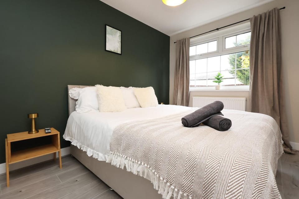Bed, Photo of the whole room, Bedroom, towels