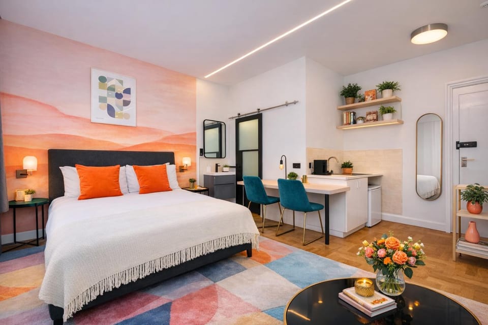 Photo of the whole room, Seating area, Bedroom