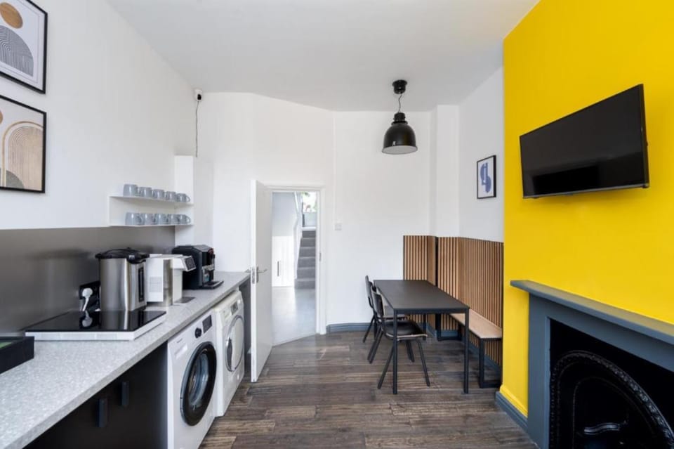 Kitchen or kitchenette, Dining area, stove, washing machine