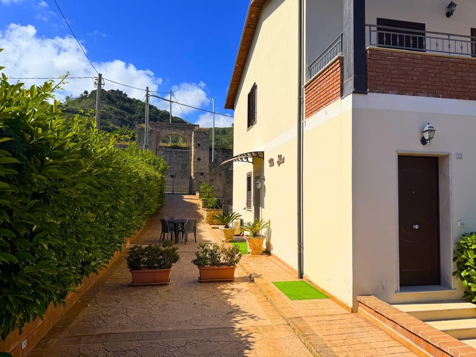 23 NODI SKYLINE - with FREE parking Apartment in Tropea