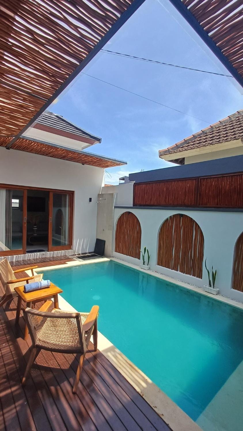 Shower, Pool view, Swimming pool