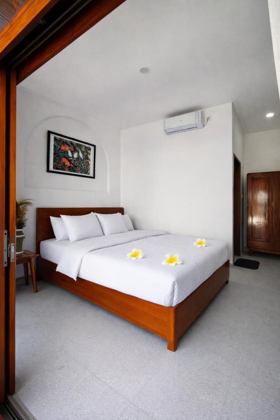Photo of the whole room, air conditioner