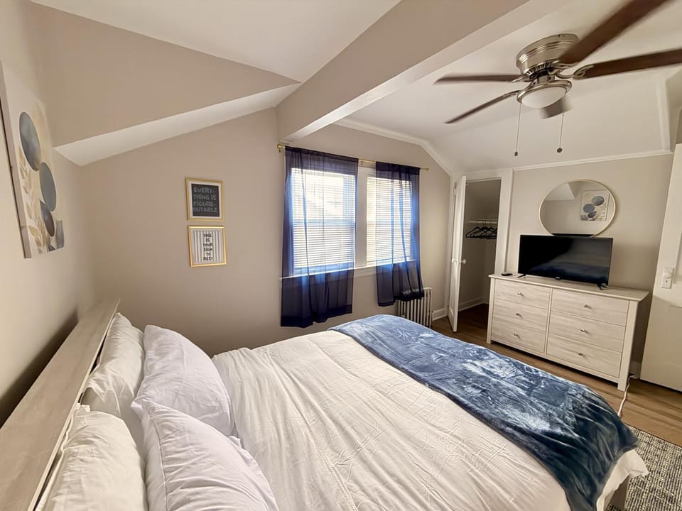 Bed, TV and multimedia, Photo of the whole room, Bedroom